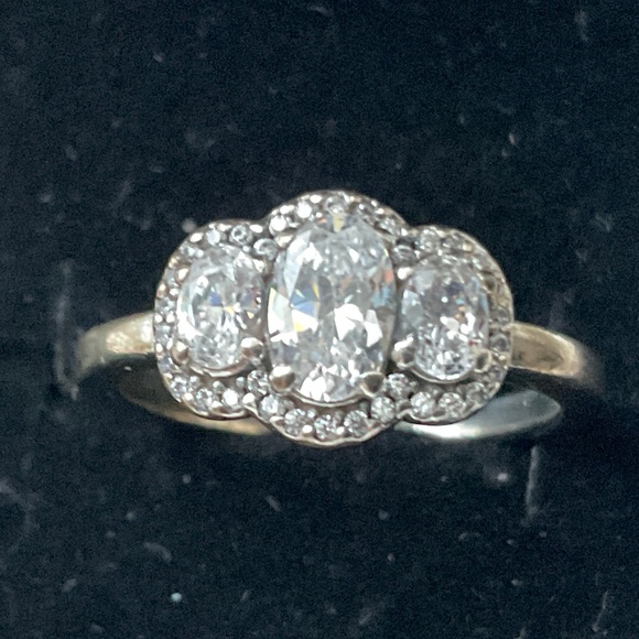 - Pandora three stones crown ring - Picture 4 of 5